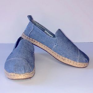 TOMS Espadrilles Closed Toe Slip On Chambray Blue Denim Shoes Coastal Grandma